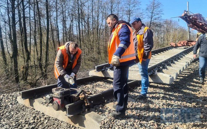 Триває відновлення моста на річці Трубіж біля Заворичів, поновлено рух потягів в одному напрямку (фото)