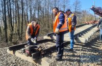 Триває відновлення моста на річці Трубіж біля Заворичів, поновлено рух потягів в одному напрямку (фото)