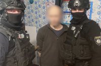 У Шептицькому чоловік ударив ножем у шию війського і втік. Під час затримання він стріляв у поліцейського