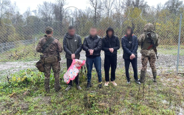 Один надувний круг на чотирьох: на Закарпатті затримали ухилянтів, які перепливали Тису