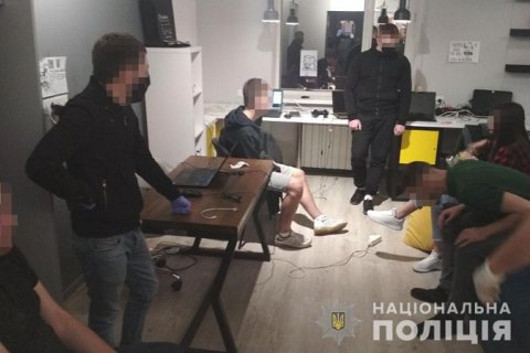 В Запорожье мошенники организовали call-центр и выманивали у людей банковские реквизиты 