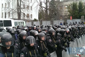 Колонна "Беркута" зашла во двор здания возле мэрии