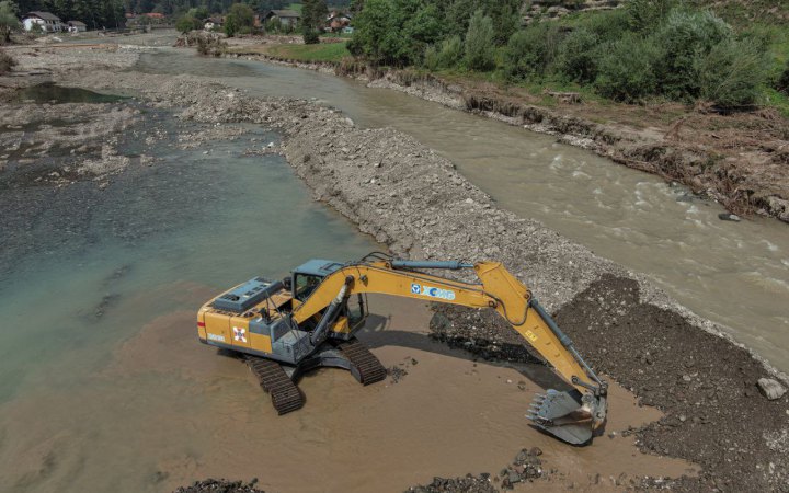 Бійці ДСНС змінили напрямок русла на одній із ділянок річки у Словенії