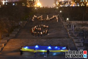 На одесском Евромайдане создали надпись "Ми є" из бенгальских огней и спели гимн Украины