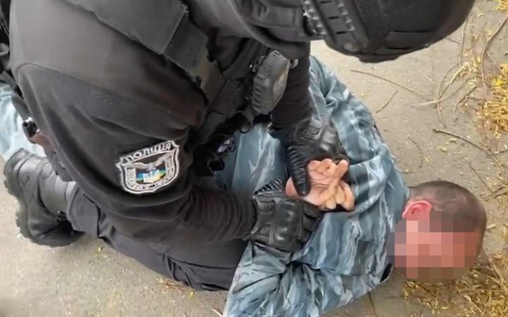 У Києві чоловік наживався на родичах зниклих безвісти захисників: обіцяв евакуювати їх із передової