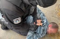 У Києві чоловік наживався на родичах зниклих безвісти захисників: обіцяв евакуювати їх із передової