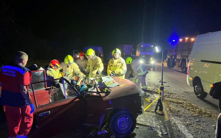 На Рівнещині сталася ДТП за участі двох вантажівок та легковика