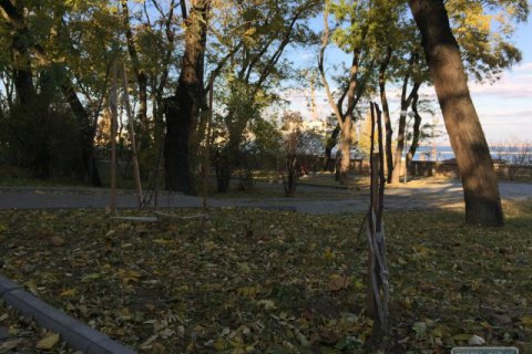 В Одессе вандалы уничтожили аллею Небесной сотни