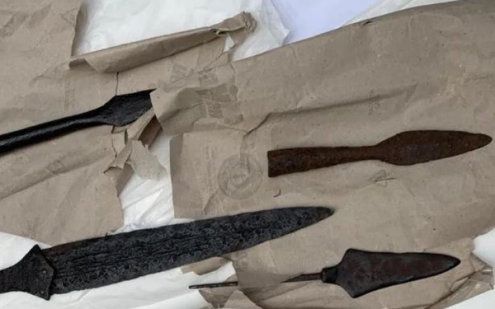 Нідерланди повернули 8 незаконно вивезених з України предметів археології