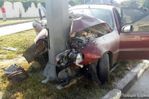 В Харькове автомобиль врезался в столб, погибли три человека