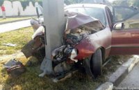 В Харькове автомобиль врезался в столб, погибли три человека