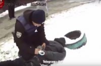В Киеве грабитель ударил женщину молотком по голове, чтобы отобрать сумку