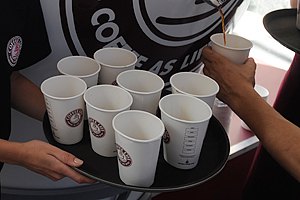 Неизвестные угощают кофе ждущих маршрутки киевлян 
