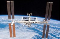 Космонавты на Союзе удаляют излишки конденсата при помощи полотенец 