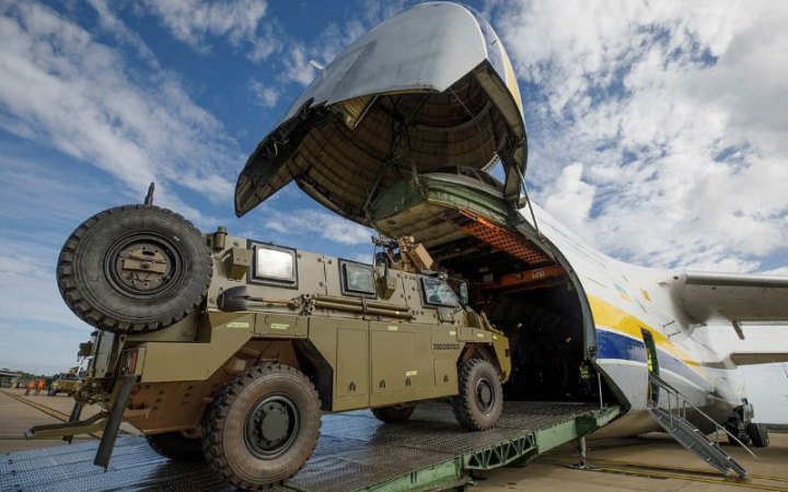 Из Австралии в Украину отправился последний из 20 бронеавтомобилей "Бушмастер"