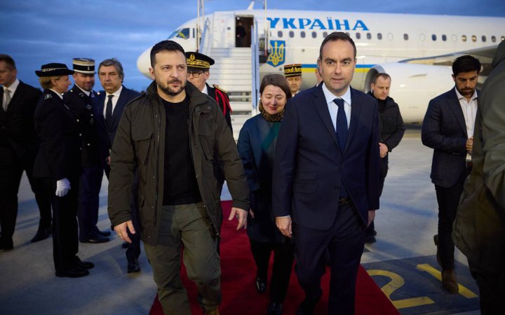 Зеленський прибув до Парижа