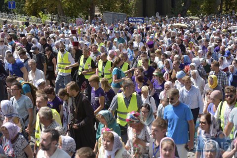 В УПЦ МП насчитали 300 тыс. участников крестного хода, в МВД - в 10 раз меньше 