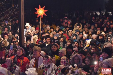 У Франківську пояснили різкий спалах ковіду встановленням рекорду з виконання колядки