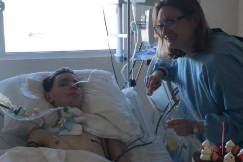 Родители 17-летнего парня просят помощи для завершения сложной реабилитации