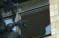 Фермер выбил стекла в здании правительства Иркутской области навозом