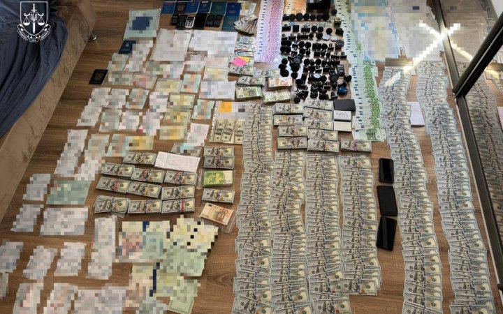 На Одещині співробітники міграційної служби оформляли закордонні паспорти військовозобов’язаним за кордоном