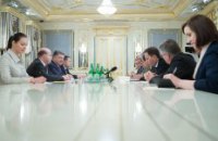 Порошенко рассказал послам G7 и ЕС о ситуации на Донбассе