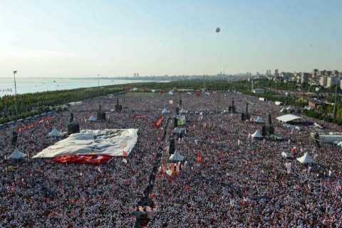 Сотни тысяч турков вышли на акцию против Эрдогана в Стамбуле