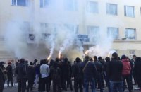 В Херсоне под главком полиции зажгли дымовые шашки