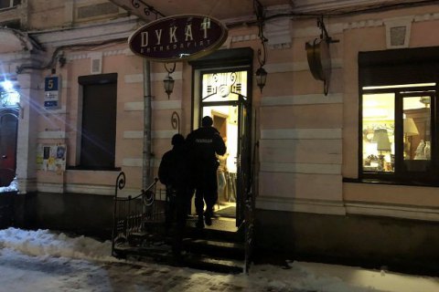 В центре Киева неизвестные напали на салон антиквариата и облили его бензином