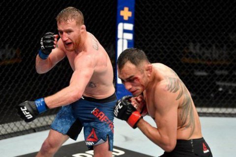 Сенсацией завершился главный бой турнира по смешанным единоборствам UFC 249