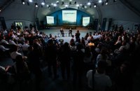 Зеленський зустрівся з молоддю країн Карпатського регіону: говорили про повернення українців та житло