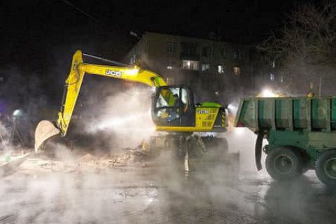В Харькове из-за прорыва на тепломагистрали без отопления более 100 объектов