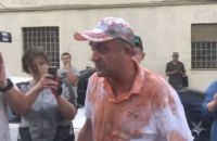 Вышедшего на свободу корректировщика обстрела Мариуполя облили томатным соком и зеленкой