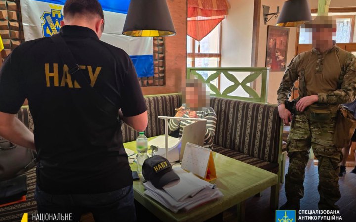 Затримали посадовицю Херсонської ОВА, яку підозрюють у розкраданні коштів