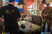 Затримали посадовицю Херсонської ОВА, яку підозрюють у розкраданні коштів