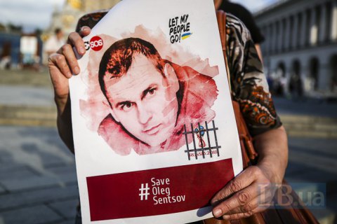 Сенцов просит не распространять слухи о его смерти, - адвокат