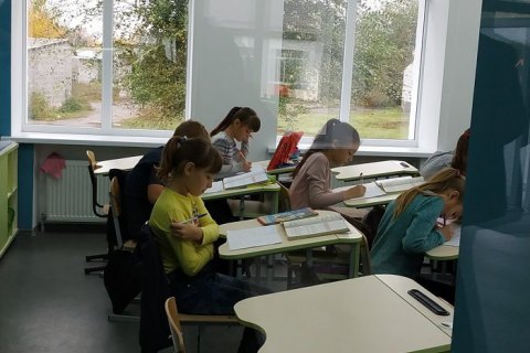 Школу в Днепре, где массово заболели дети, закрыли на неделю