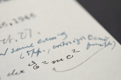 Лист Ейнштейна з формулою E=mc² продали на аукціоні за $1,2 млн