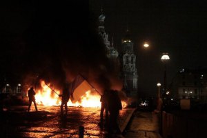 Художник Петр Павленский поджег покрышки на площади Санкт-Петербурга