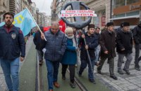 К консульству РФ в Стамбуле возложили черный венок в знак протеста аннексии Крыма