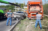 Сміттєвоз без гальм зім'яв 15 легковиків у Севастополі