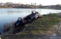 В Тернопольской области автомобиль упал в пруд, погибли три человека