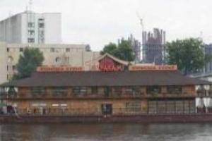 Милиция отбуксировала речной ресторан "Мураками"