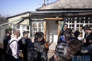 Януковича просят вмешаться в ситуацию с захватом жилья киевской учительницы