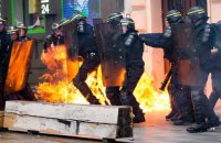 Во Франции произошли столкновения протестующих с полицией (Обновлено, добавлено фото)