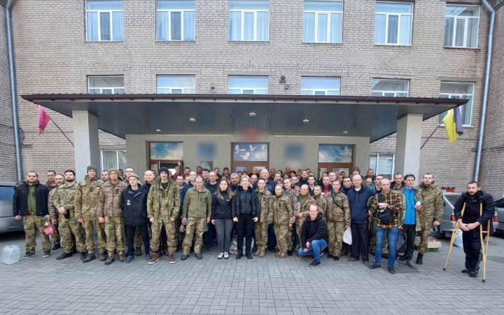 Звільнені українські військові вже прямують до своїх рідних, - Тимошенко