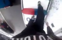 В Ровно парень пробежался по автомобилю патрульных, снял все на видео и выложил в интернет
