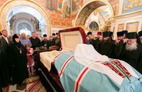 Тысячи людей пришли проститься с митрополитом Владимиром