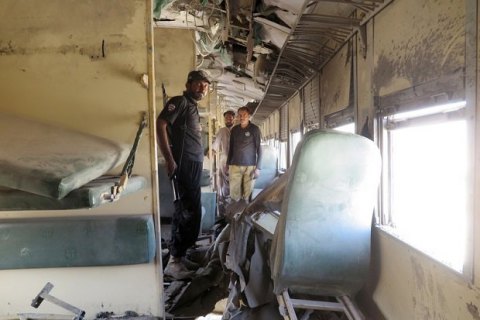 При взрыве в поезде в Пакистане погибли 6 человек
