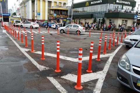 Біля залізничного вокзалу в Києві встановили обмежувальні стовпчики